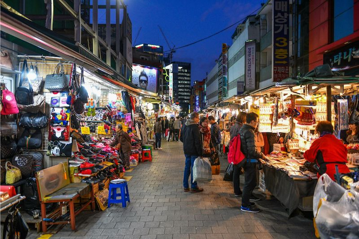 Tham quan khu chợ truyền thống Namdaemun để trải nghiệm văn hóa Hàn Quốc