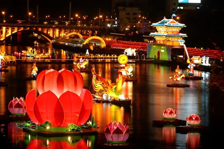 H&agrave;ng trăm chiếc đ&egrave;n lồng thả tr&ocirc;i s&ocirc;ng tạo n&ecirc;n khung cảnh thơ mộng