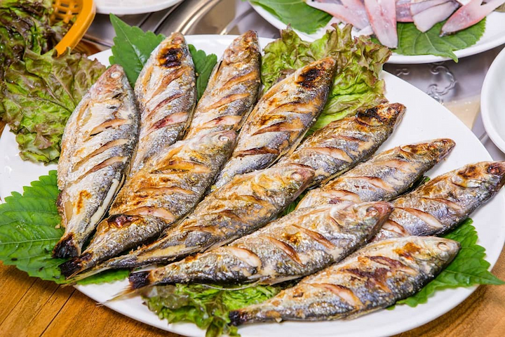 C&aacute; m&ograve;i nướng hấp dẫn thực kh&aacute;ch bởi thịt săn chắc, thơm ngon