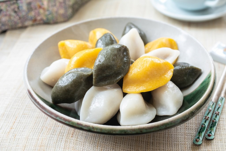 B&aacute;nh Songpyeon được l&agrave;m từ bột gạo nếp, nh&acirc;n đậu xanh v&agrave; c&aacute;c loại hạt