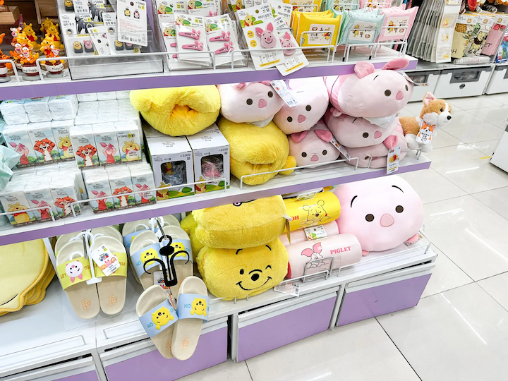 Cửa h&agrave;ng Daiso b&agrave;y b&aacute;n đa dạng mặt h&agrave;ng