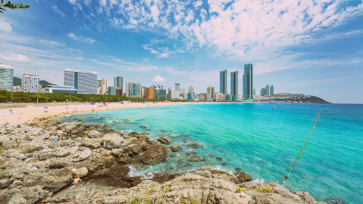 Bãi biển nổi tiếng nhất Busan, nơi diễn ra nhiều lễ hội và hoạt động vui chơi giải trí hấp dẫn.