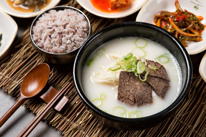 Món súp có vị thanh nhẹ, nấu từ xương bò hầm nhiều giờ để tạo ra nước dùng trắng đục, béo ngậy.