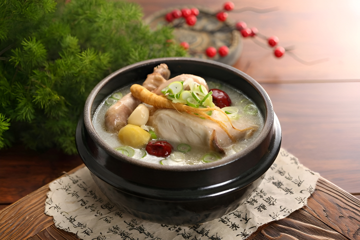 Món súp bổ dưỡng với gà nhồi nhân sâm, táo tàu, hạt dẻ và gạo nếp, giúp tăng cường sức khỏe.