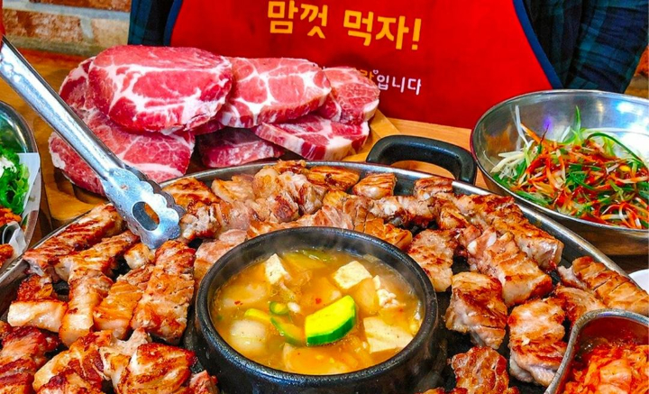 Thịt tẩm ướp gia vị đậm đà, nướng trên than hồng và thưởng thức cùng kim chi, rau sống và nước chấm đặc biệt.