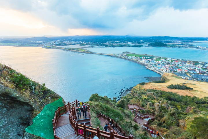 Mùa của những bãi biển sôi động, hoạt động vui chơi dưới nước và các lễ hội mùa hè náo nhiệt