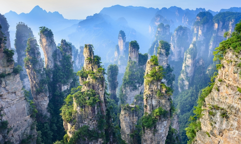 Cảnh quan núi đá sa thạch cao chót vót đầy hùng vĩ tại Vũ Lăng Nguyên