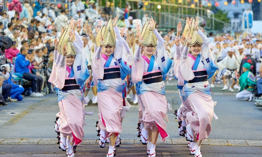 Các vũ công duyên dáng trong điệu múa truyền thống lễ hội Awa Odori