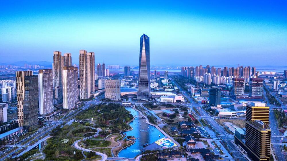 To&agrave;n cảnh khu đ&ocirc; thị Songdo hiện đại với th&aacute;p Posco Tower v&agrave; k&ecirc;nh đ&agrave;o uốn lượn giữa l&ograve;ng th&agrave;nh phố Incheon