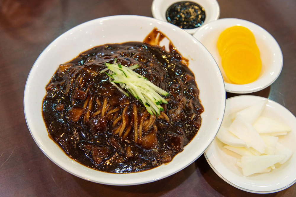 Jjajangmyeon &ndash; Biểu tượng ẩm thực gốc Hoa mang hồn H&agrave;n tại Incheon