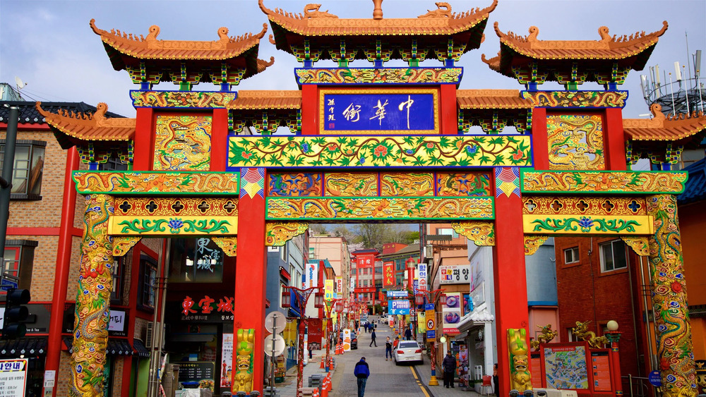 Cổng Paifang rực rỡ tại lối v&agrave;o Phố T&agrave;u Incheon