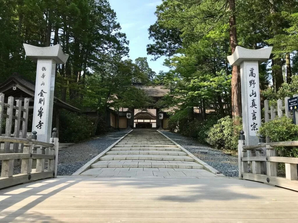 N&uacute;i Koya &ndash; trung t&acirc;m Phật gi&aacute;o Shingon linh thi&ecirc;ng, ẩn m&igrave;nh giữa rừng n&uacute;i thanh tịnh của Wakayama.
