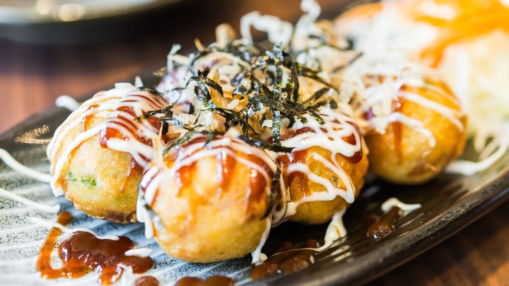 Những vi&ecirc;n Takoyaki v&agrave;ng ruộm được phủ sốt takoyaki, mayonnaise hấp dẫn.