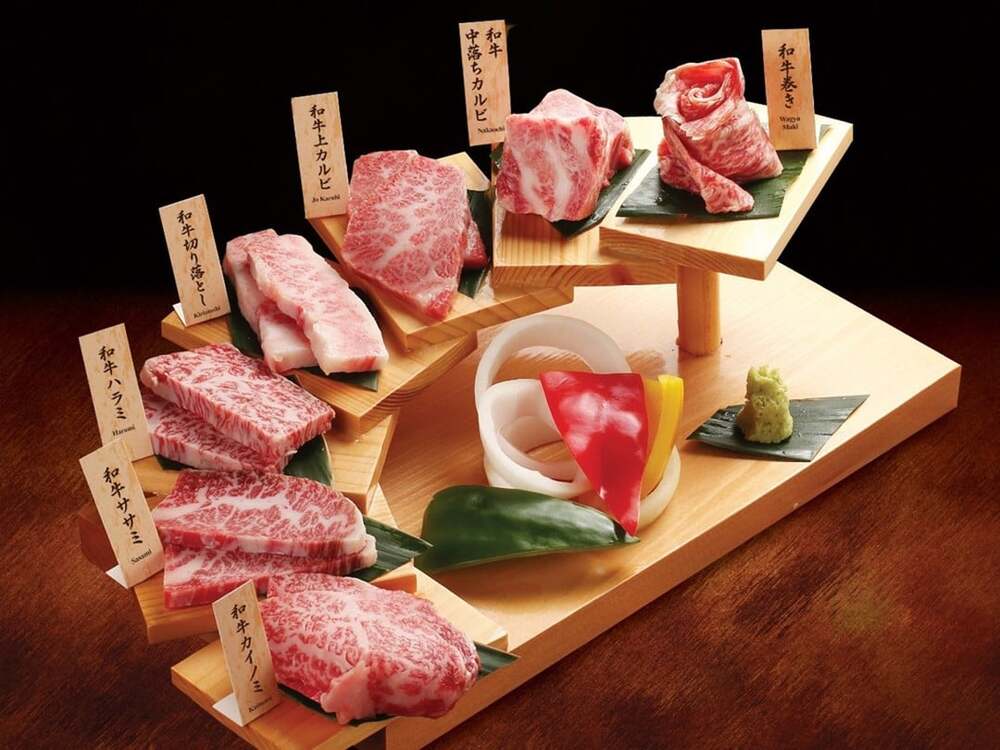 Thịt b&ograve; Kobe cắt l&aacute;t mỏng d&ugrave;ng kiểu sashimi &ndash; tươi mềm, b&eacute;o ngậy, tan ngay trong miệng.