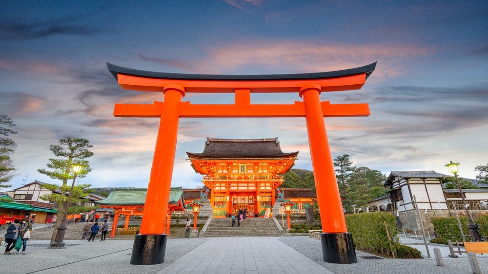 Con đường Senbon Torii rực rỡ dẫn l&ecirc;n đỉnh n&uacute;i Inari.