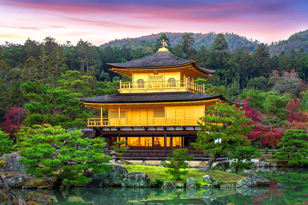 Ch&ugrave;a V&agrave;ng Kinkaku-ji phản chiếu lộng lẫy tr&ecirc;n mặt hồ Kyoko-chi tĩnh lặng