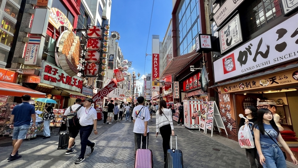 Khu phố Dotonbori s&ocirc;i động với biển hiệu khổng lồ v&agrave; nhịp sống nhộn nhịp giữa l&ograve;ng Osaka.