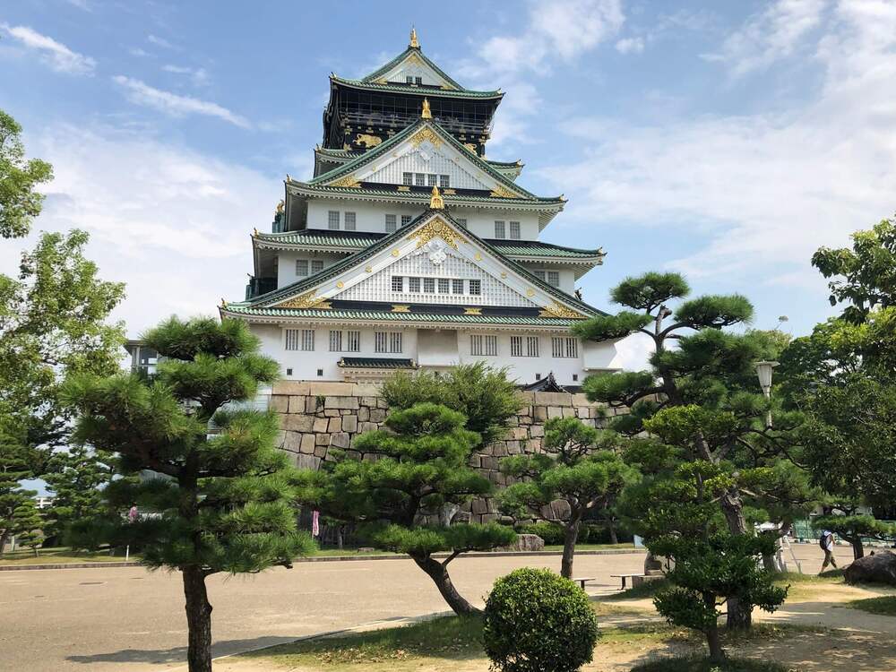N&eacute;t cổ k&iacute;nh của l&acirc;u đ&agrave;i Osaka nổi bật giữa nhịp sống hiện đại của th&agrave;nh phố.