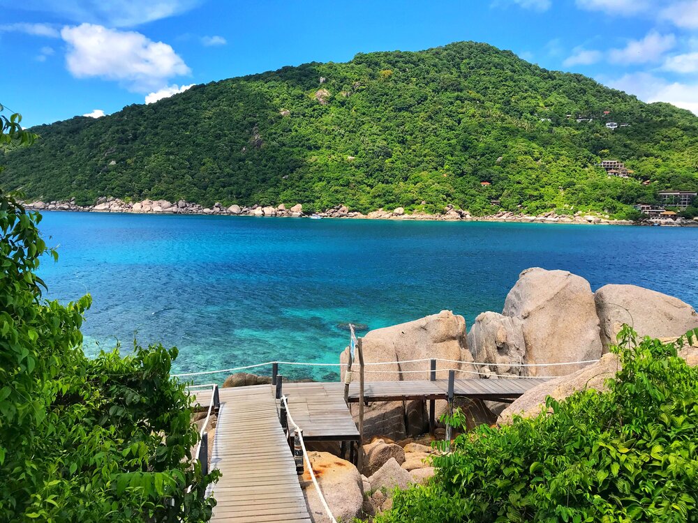 Khung cảnh hoang sơ và đa dạng sinh học của Vườn Quốc gia Kenting, nơi biển và rừng ôm nhau.