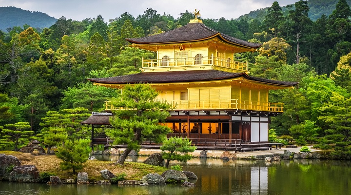 Kim Các Tự soi bóng hoàn hảo trên mặt hồ Kyoko-chi yên ả