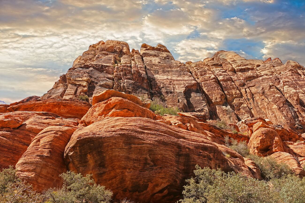 Red Rock Canyon gây ấn tượng bởi những vách đá đỏ được hình thành từ hàng triệu năm trước