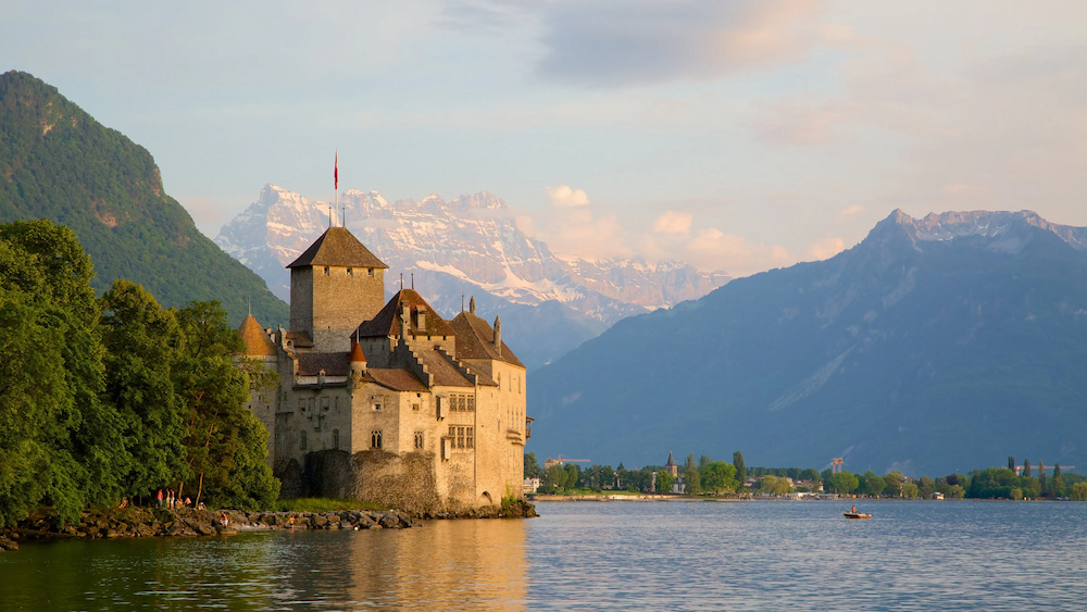Hồ Geneva được bao quanh bởi d&atilde;y Alps v&agrave; n&uacute;i Jura h&ugrave;ng vĩ tạo n&ecirc;n khung cảnh tr&aacute;ng lệ