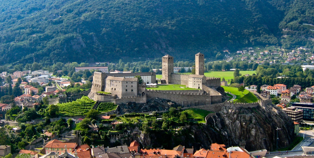 Castelgrande – lâu đài lớn nhất trong quần thể Bellinzona, nổi bật giữa thung lũng với hệ thống tường thành vững chãi