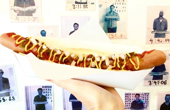 Hãy thử thách sức ăn của mình với bánh Massive Wieners