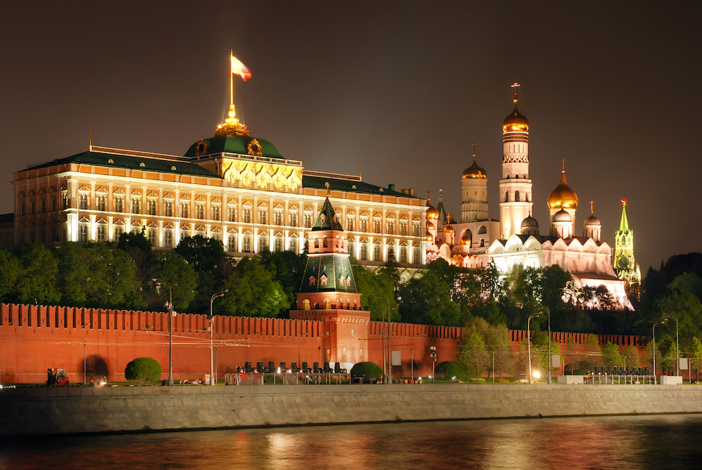 Điện Kremlin nổi bật với các bức tường thành đỏ rực