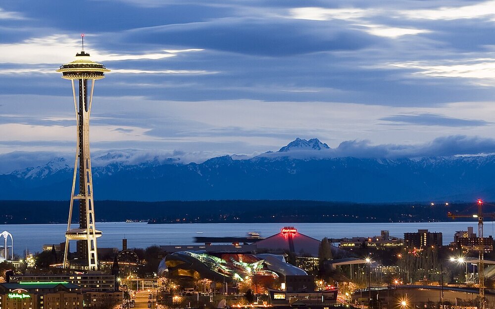 Khung cảnh Seattle mùa hè rực rỡ với tháp Space Needle