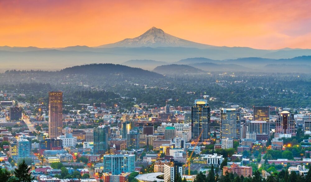 Bình minh rực hồng trên sông Willamette tại Portland, Oregon