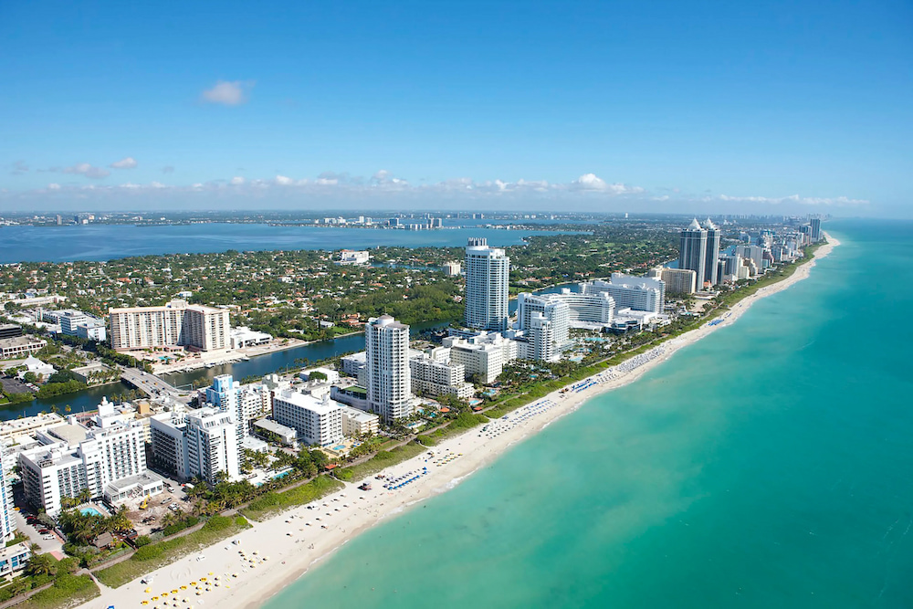B&atilde;i biển Miami cuốn h&uacute;t với l&agrave;n nước xanh trong vắt