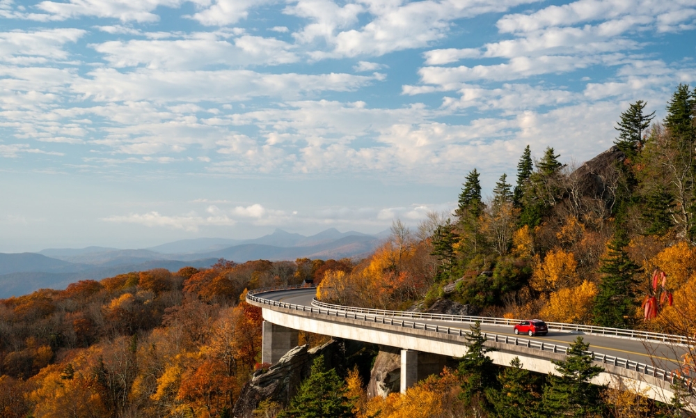 Blue Ridge Parkway quả thật l&agrave; một trong những h&agrave;nh tr&igrave;nh l&aacute;i xe đẹp nhất m&ugrave;a thu