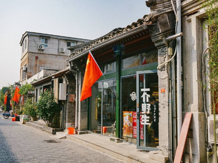 Con đường lát đá và kiến trúc cổ kính tại Phố cổ Dương Mai.