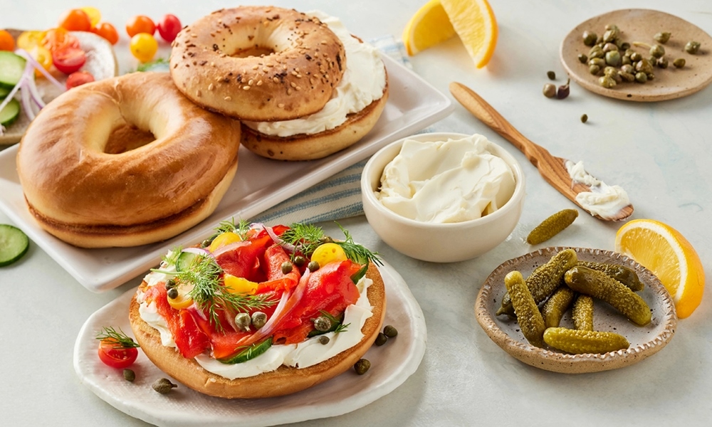 Bagel New York l&agrave; m&oacute;n ăn s&aacute;ng kinh điển được người d&acirc;n địa phương y&ecirc;u th&iacute;ch