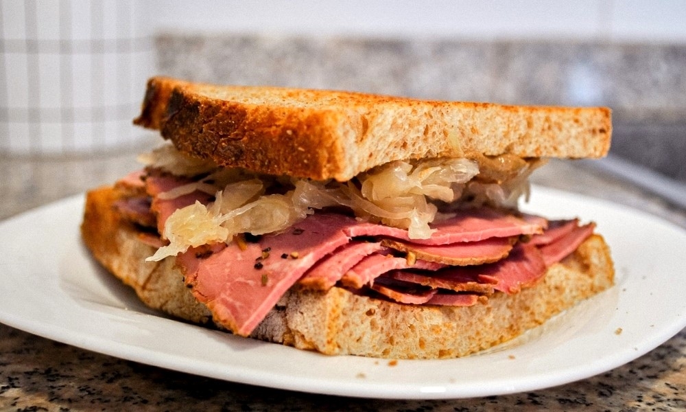 Pastrami on Rye l&agrave; &ldquo;huyền thoại&rdquo; của ẩm thực New York trong suốt nhiều thập kỷ