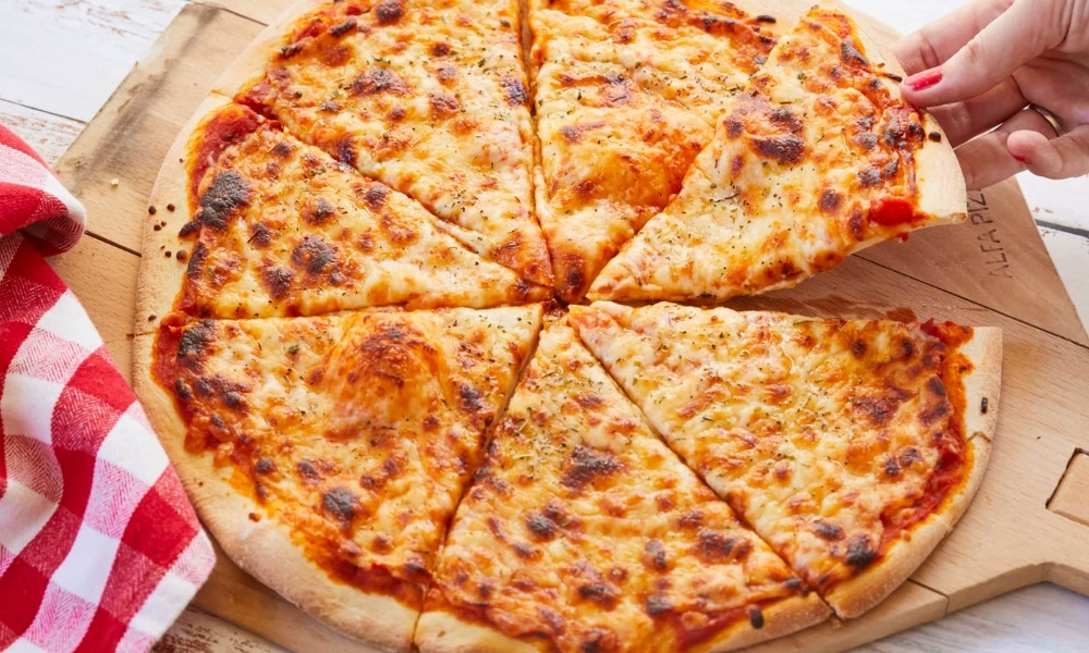 Pizza kiểu New York l&agrave; m&oacute;n ăn đường phố nổi bật với hương vị dễ g&acirc;y nghiện