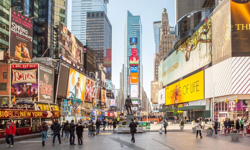 Times Square rực rỡ &aacute;nh đ&egrave;n v&agrave; tấp nập du kh&aacute;ch suốt ng&agrave;y đ&ecirc;m