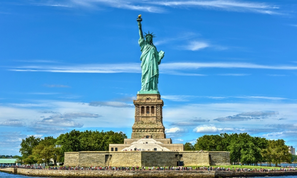 Tượng Nữ thần Tự do l&agrave; điểm check-in nổi bật khi gh&eacute; New York
