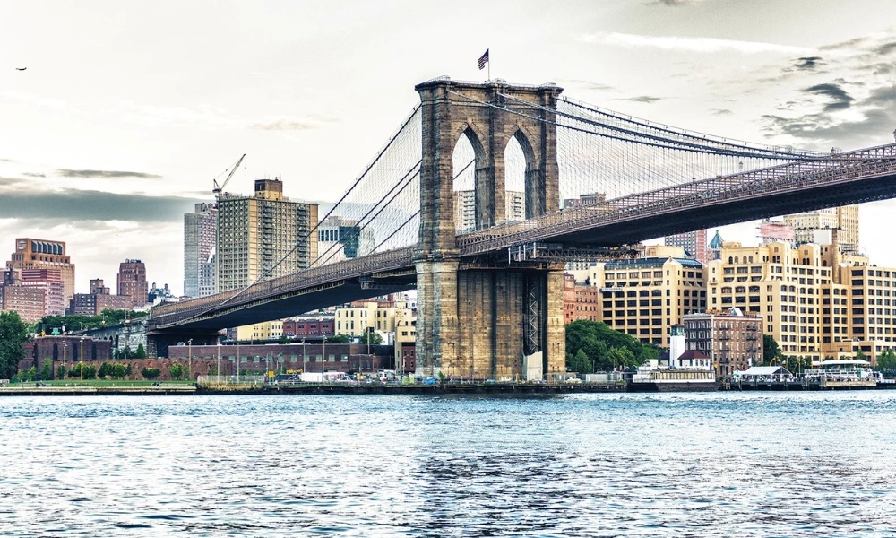 Cầu Brooklyn nổi bật với th&aacute;p đ&aacute; v&agrave; v&ograve;m cong mang phong c&aacute;ch Gothic