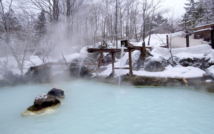 Thư giãn trong làn nước onsen ấm áp, tận hưởng khung cảnh mùa đông tuyệt đẹp của Nhật Bản