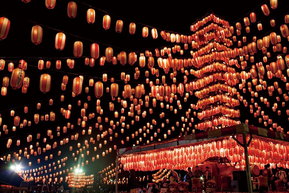 Không gian lung linh rực rỡ đèn lồng tại lễ hội Obon