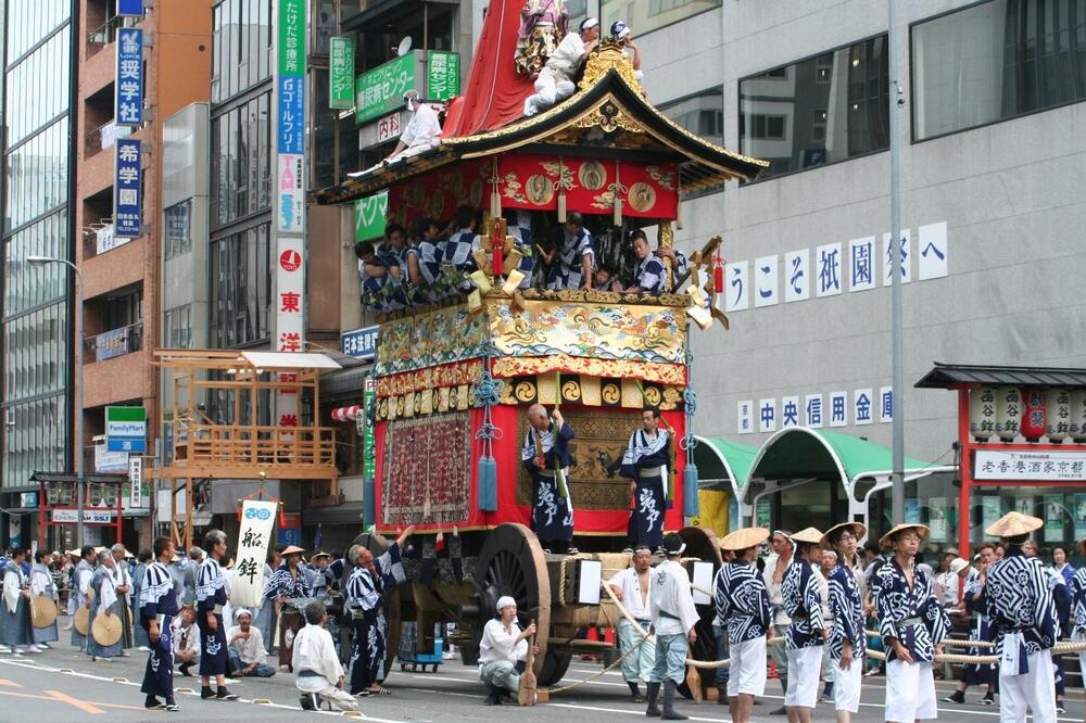 Đoàn rước trong lễ hội Tenjin Matsuri tái hiện không khí cổ xưa với hàng ngàn người mặc trang phục truyền thống
