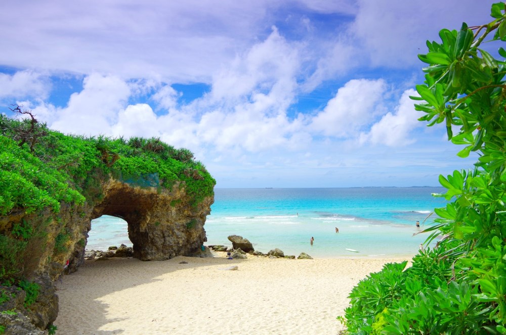 Bờ biển trong xanh và yên bình của Okinawa là điểm đến lý tưởng để tận hưởng nắng sớm vào mùa xuân