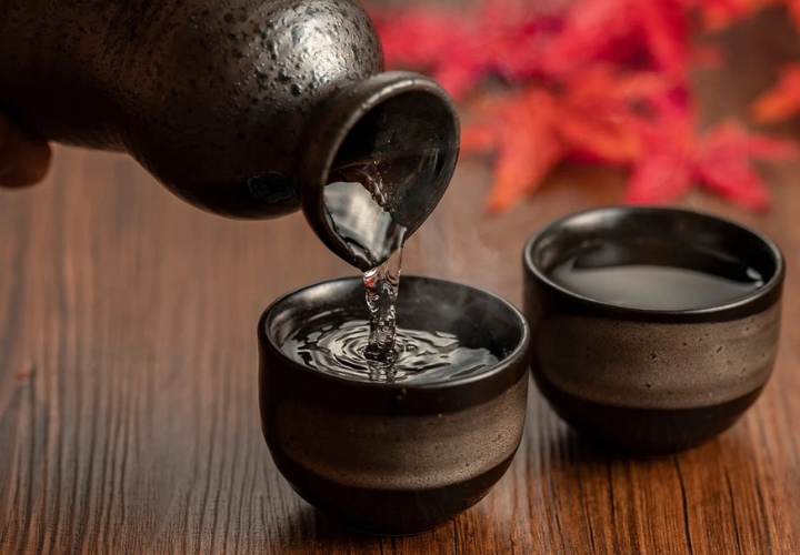 Thưởng thức chút rượu sake trong tiết trời thu se se lạnh