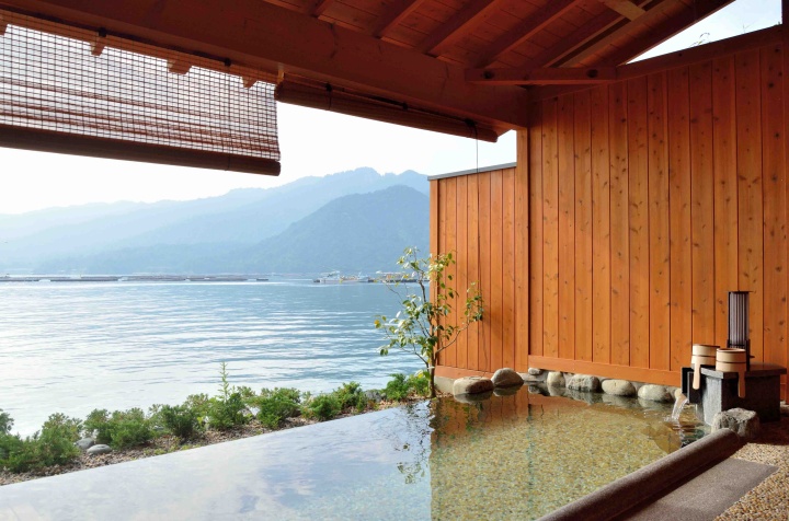 Tắm onsen gi&uacute;p phục hồi sức khỏe v&agrave; tận hưởng kh&ocirc;ng gian thi&ecirc;n nhi&ecirc;n tĩnh lặng