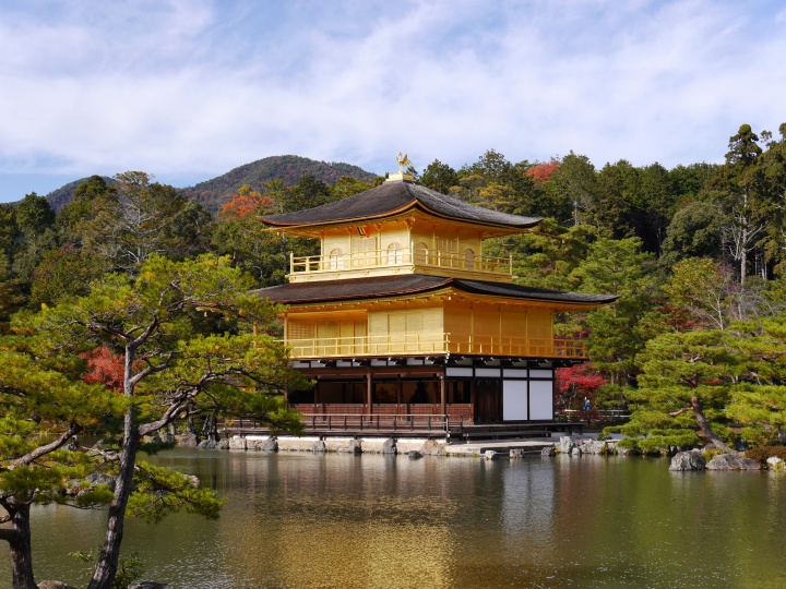 Chùa Vàng Kinkakuji thu hút hàng triệu du khách mỗi năm, đặc biệt vào mùa thu khi lá phong nhuộm đỏ xung quanh chùa.