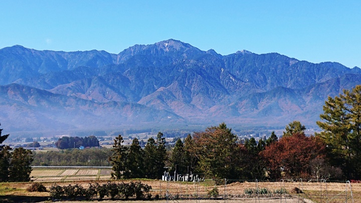 D&atilde;y n&uacute;i Alps vẻ đẹp h&ugrave;ng vĩ với đỉnh tuyết trắng x&oacute;a, xen lẫn những thung lũng l&aacute; v&agrave;ng
