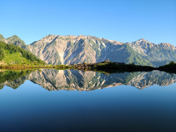 Hồ Happo nổi tiếng với làn nước trong veo, soi bóng dãy Alps hùng vĩ quanh năm.