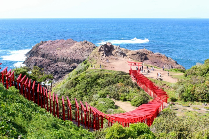 Đền Motonosumi Inari nổi tiếng với 123 cổng torii đỏ rực rỡ kéo dài ra hướng biển